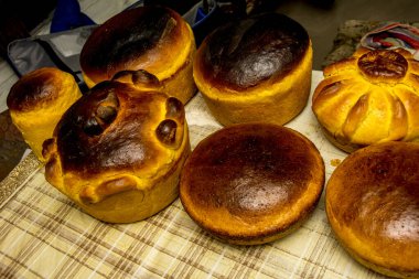 Geleneksel Ukrayna paska ekmeği. Ukrayna Paskalya pastaları. Geleneksel biçimler ve Paskalya ekmeği dekorasyonu (Paska).