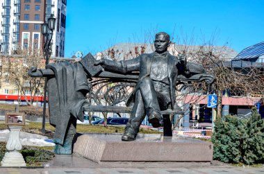 Rivne, Ukrayna - Mart 2021. Ulas Samchuk Anıtı, 1934 'te holodomor kıtlığı hakkında ilk romanı yazan Ukraynalı büyük yazar, reklamcı ve gazeteci..
