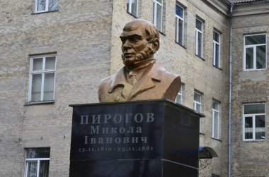 Zdolbunov. Rivne bölgesi. Ukrayna. Mart 2021, Nikolay Pirogov Anıtı, tanınmış bir bilim adamı, tıp doktoru, saha cerrahisinin kurucusu. Zdolbunovskaya bölge hastanesi yakınlarında..