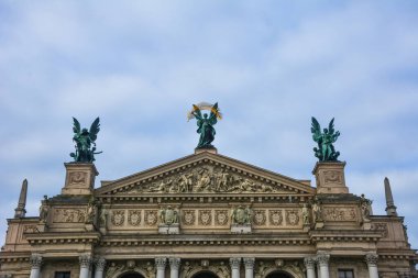 Lviv. Ukrayna. Mart, 2021 Lviv Opera ve Bale Tiyatrosu. Lviv Opera ve Bale Tiyatrosu. Bina, zafer, şiir ve müziği sembolize eden büyük bronz heykellerle taçlandırıldı..