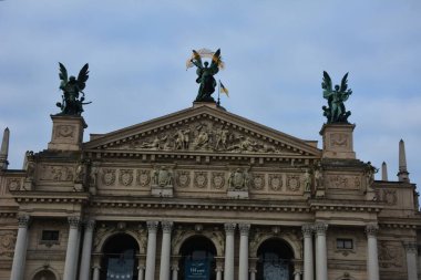Lviv. Ukrayna. Mart, 2021 Lviv Opera ve Bale Tiyatrosu. Lviv Opera ve Bale Tiyatrosu. Bina, zafer, şiir ve müziği sembolize eden büyük bronz heykellerle taçlandırıldı..