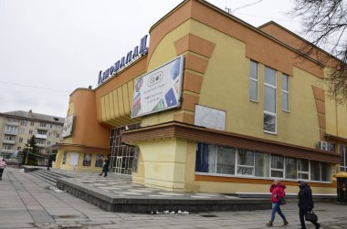 Rivne, Ukrayna - Ocak 2021: Batı Ukrayna 'daki Rovno Sovyet mimari şehri için anıt ve tiyatro tabelasıyla ana meydan, kışın açık hava parkı.