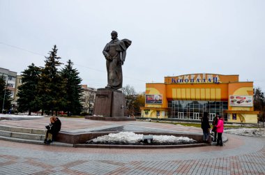 Rivne, Ukrayna - Ocak 2021: Batı Ukrayna 'daki Rovno Sovyet mimari şehri için anıt ve tiyatro tabelasıyla ana meydan, kışın açık hava parkı.