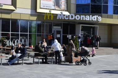 Rivne, Ukrayna - Mart 2021 Çağdaş McDonald 's Restoran Harici. McDonalds 'ın resimli başyazısı alışveriş merkezinin girişini imzalıyor. McDonald' s fast food restoranı - logolu pencere