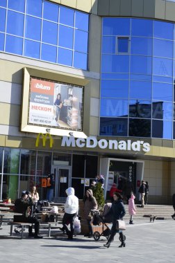 Rivne, Ukrayna - Mart 2021 Çağdaş McDonald 's Restoran Harici. McDonalds 'ın resimli başyazısı alışveriş merkezinin girişini imzalıyor. McDonald' s fast food restoranı - logolu pencere
