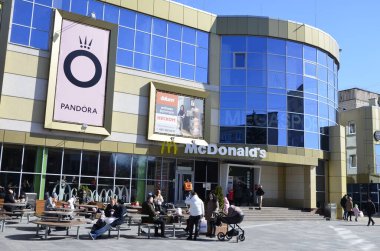 Rivne, Ukrayna - Mart 2021 Çağdaş McDonald 's Restoran Harici. McDonalds 'ın resimli başyazısı alışveriş merkezinin girişini imzalıyor. McDonald' s fast food restoranı - logolu pencere