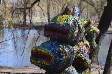 Rivne şehri. Ukrayna. Mart 2021 Şehir eğlence parkındaki balıkların dekoratif figürleri. Çok renkli küçük ile sanatsal ve renkli dekorasyon.