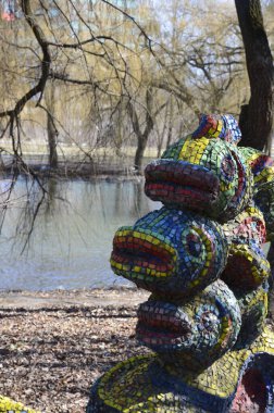 Rivne şehri. Ukrayna. Mart 2021 Şehir eğlence parkındaki balıkların dekoratif figürleri. Çok renkli küçük ile sanatsal ve renkli dekorasyon.