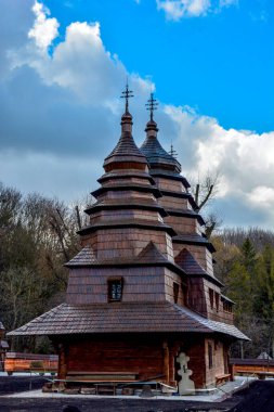 Lviv. Ukrayna. Kasım, 2020. Lviv.Ukrayna 'daki Halk Mimarisi ve Kırsal Yaşam Müzesi. Geleneksel Ukrayna kilisesi..