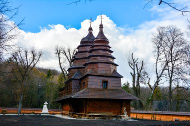 Lviv. Ukrayna. Kasım, 2020. Lviv.Ukrayna 'daki Halk Mimarisi ve Kırsal Yaşam Müzesi. Geleneksel Ukrayna kilisesi..