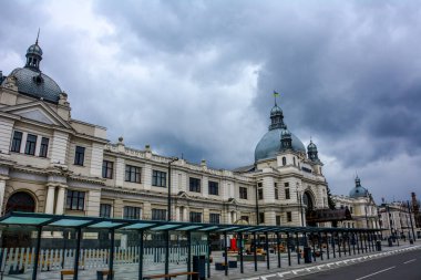 Lviv. Ukrayna. Mart 2021 Merkez İstasyonu Lviv-Holovnyi, Lviv-Holovnyi, Ukrayna Art Nouveau cephe merkezi istasyonu Lviv-Holovnyi, Lviv, Ukrayna