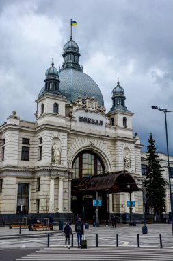 Lviv. Ukrayna. Mart 2021 Merkez İstasyonu Lviv-Holovnyi, Lviv-Holovnyi, Ukrayna Art Nouveau cephe merkezi istasyonu Lviv-Holovnyi, Lviv, Ukrayna