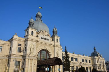 Lviv. Ukrayna. Mart 2021 Merkez İstasyonu Lviv-Holovnyi, Lviv-Holovnyi, Ukrayna Art Nouveau cephe merkezi istasyonu Lviv-Holovnyi, Lviv, Ukrayna