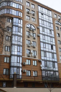 Rivne. Ukrayna. Mart 2021 Evin duvarında klima var. Klimaların onarımı ve bakımı