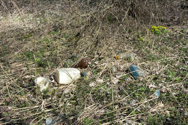 사람들에 가까이에 자연에 남겨진 플라스틱 병이었습니다 오염의한 — 스톡 사진