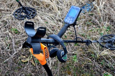 Alandaki metal detektörünü araştır. Metal detektörü kullanan metal detektörleri arıyorum.