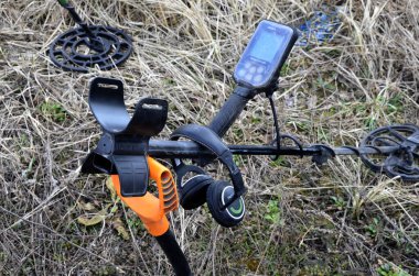 Alandaki metal detektörünü araştır. Metal detektörü kullanan metal detektörleri arıyorum.