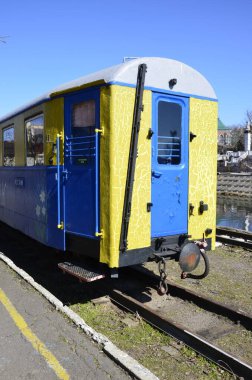 Rivne . Ukrayna. Nisan, 2021 Dar ölçülü çocuk demiryolu lokomotifinin arka planında demiryolu trafik ışıkları.