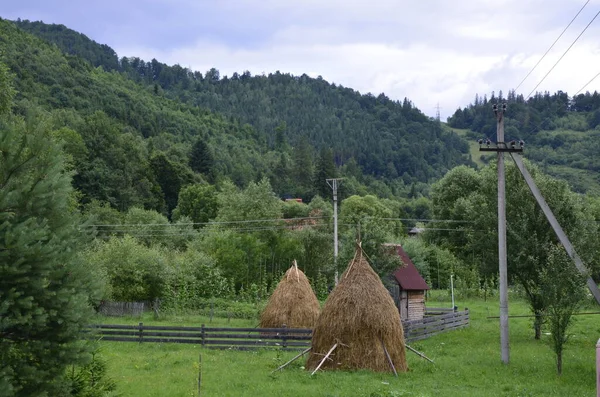 Paisagem Rural Verão Com Montanhas Nuvens Pilha Feno Aldeia Nas — Fotografia de Stock