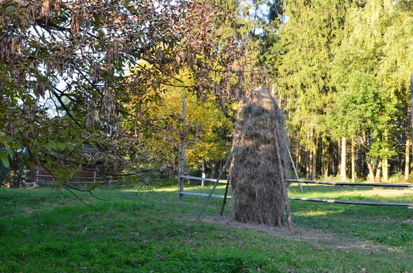 Paisaje Rural Verano Con Montañas Nubarras Pila Heno Pueblo Las — Foto de Stock