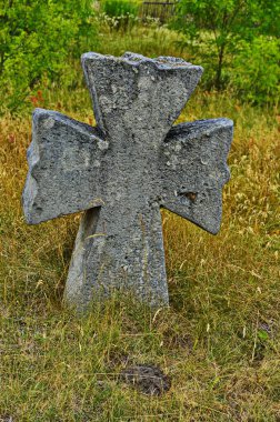 Bohdan Khmelnytsky isyanının bilinmeyen savaşçı kahramanlarının mezarları ve taş haçlarıyla antik Kozak mezarlığı. Geleneksel coquina taş mezarları ve oyulmuş hurmalarla haçlar