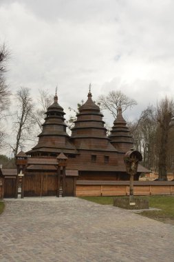Lviv. Ukrayna. Kasım, 2020. Lviv.Ukrayna 'daki Halk Mimarisi ve Kırsal Yaşam Müzesi. Geleneksel Ukrayna kilisesi..