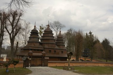 Lviv. Ukrayna. Kasım, 2020. Lviv.Ukrayna 'daki Halk Mimarisi ve Kırsal Yaşam Müzesi. Geleneksel Ukrayna kilisesi..