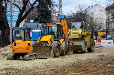 Lviv, Ukrayna - Nisan 2021: Lviv 'deki Bandera Caddesi' nin bir kısmı yeniden inşa için kapatıldı. Şehir caddesinde tadilat. Su kaynaklarının değiştirilmesi, kanalizasyon, yeni bir yol yüzeyi..