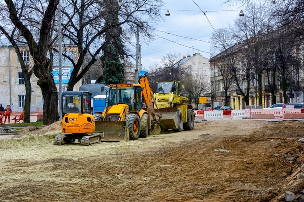 2021年4月 乌克兰利沃夫 利沃夫的班德拉街 Bandera Street 部分地区因重建而关闭 城市街道上的大修 更换供水 铺设新的路面 — 图库照片