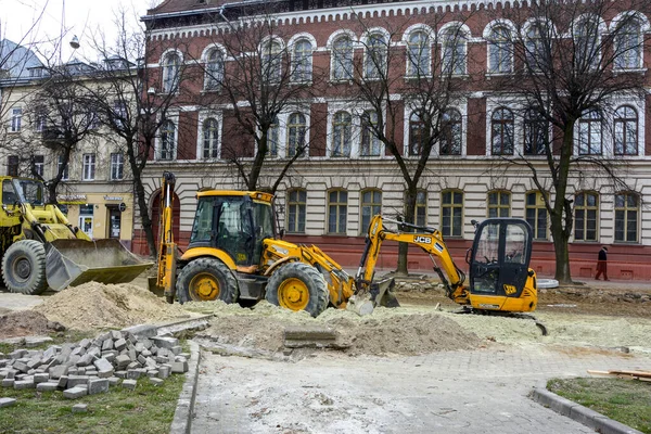 2021年4月 乌克兰利沃夫 利沃夫的班德拉街 Bandera Street 部分地区因重建而关闭 城市街道上的大修 更换供水 铺设新的路面 — 图库照片