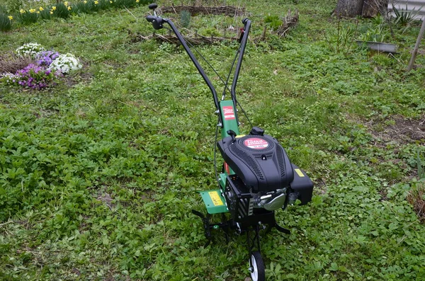 Lviv Oekraïne April 2021 Benzineteler Voor Kleine Landbouwwerkzaamheden Groen Grasveld — Stockfoto