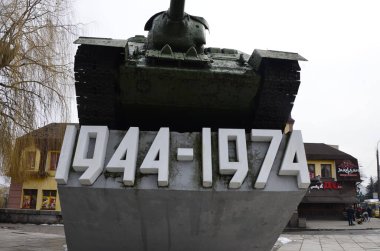 Rivne şehri. Ukrayna. Mart 2021 'de SU-100 tankı şehir caddesinde 2. Dünya Savaşı' ndan kalma. Rivne, Ukrayna 'da Askerleri Kurtarma Anıtı