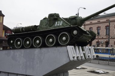 Rivne şehri. Ukrayna. Mart 2021 'de SU-100 tankı şehir caddesinde 2. Dünya Savaşı' ndan kalma. Rivne, Ukrayna 'da Askerleri Kurtarma Anıtı