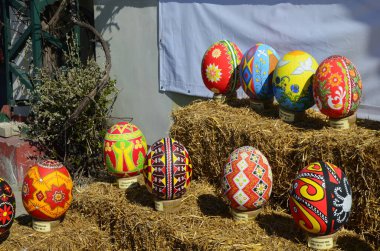 Zdolbuniv. Rivne bölgesi. Ukrayna. 29 Nisan 2021 Paskalya Bayramı 'nda büyük boyalı kırmızı paskalya yumurtalarıyla şehir merkezi dekorasyonu. Paskalya 2021, Zdolbunov.