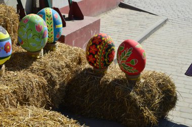 Zdolbuniv. Rivne bölgesi. Ukrayna. 29 Nisan 2021 Paskalya Bayramı 'nda büyük boyalı kırmızı paskalya yumurtalarıyla şehir merkezi dekorasyonu. Paskalya 2021, Zdolbunov.