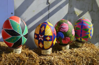 Zdolbuniv. Rivne bölgesi. Ukrayna. 29 Nisan 2021 Paskalya Bayramı 'nda büyük boyalı kırmızı paskalya yumurtalarıyla şehir merkezi dekorasyonu. Paskalya 2021, Zdolbunov.