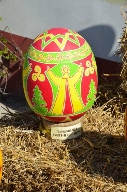 Zdolbuniv. Rivne bölgesi. Ukrayna. 29 Nisan 2021 Paskalya Bayramı 'nda büyük boyalı kırmızı paskalya yumurtalarıyla şehir merkezi dekorasyonu. Paskalya 2021, Zdolbunov.