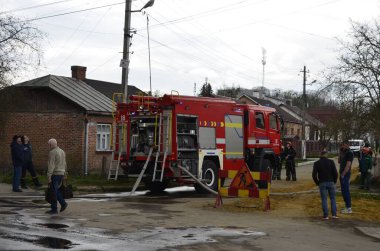 İtfaiye aracı. Yangın odunları olan itfaiye kamyonu. Acil durumda itfaiye aracı..