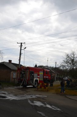 İtfaiye aracı. Yangın odunları olan itfaiye kamyonu. Acil durumda itfaiye aracı..