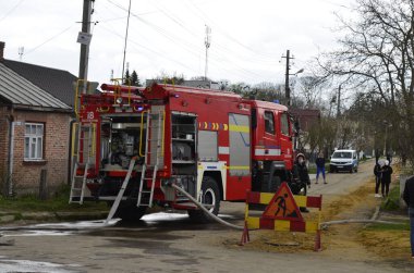 İtfaiye aracı. Yangın odunları olan itfaiye kamyonu. Acil durumda itfaiye aracı..