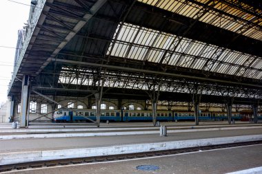 Lviv. Ukrayna. Nisan 2021 Lviv Tren İstasyonu. Lviv Tren İstasyonu. Lviv-Holovnyi yolcu platformu, Lviv, Ukrayna 'daki ana demiryolu terminali.