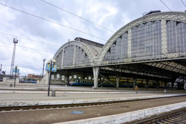 Lviv. Ukrayna. Nisan 2021 Lviv Tren İstasyonu. Lviv Tren İstasyonu. Lviv-Holovnyi yolcu platformu, Lviv, Ukrayna 'daki ana demiryolu terminali.