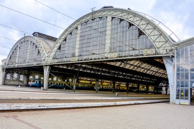Lviv. Ukrayna. Nisan 2021 Lviv Tren İstasyonu. Lviv Tren İstasyonu. Lviv-Holovnyi yolcu platformu, Lviv, Ukrayna 'daki ana demiryolu terminali.