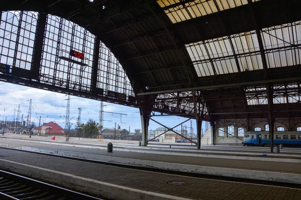 リヴだ ウクライナだ 2021 リヴィウ鉄道駅 リヴィウ鉄道駅 旅客プラットフォームLviv Holovnyi ウクライナのリヴィウの主要鉄道ターミナル — ストック写真