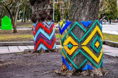 Rivne. Ukrayna. Mayıs 2021 'de şehirde nakışla süslenmiş ağaçlar. Bayram için işlemeli ağaçlar. Geleneksel halk nakışları..