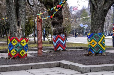 Rivne. Ukrayna. Mayıs 2021 'de şehirde nakışla süslenmiş ağaçlar. Bayram için işlemeli ağaçlar. Geleneksel halk nakışları..
