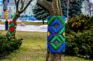 Rivne. Ukrayna. Mayıs 2021 'de şehirde nakışla süslenmiş ağaçlar. Bayram için işlemeli ağaçlar. Geleneksel halk nakışları..