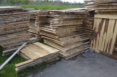 Kapalı eski ahşap paletler. Fabrika bölgesinde ahşap palet müşterilere malzeme ve ürün taşımak için kullanılır. Seçici odak noktası