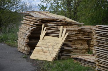 Kapalı eski ahşap paletler. Fabrika bölgesinde ahşap palet müşterilere malzeme ve ürün taşımak için kullanılır. Seçici odak noktası