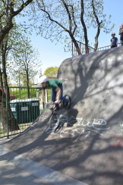 Lviv. Ukrayna. Mayıs 2021 Çocuk Arkadaş Grubu kaykay parkında günün tadını çıkarıyor. Arkadaşlık kavramı. Bir grup kaykaycı çocuk. Küçük şehirli kaykaycılar kızlar ve erkek kaykaycılar parkta